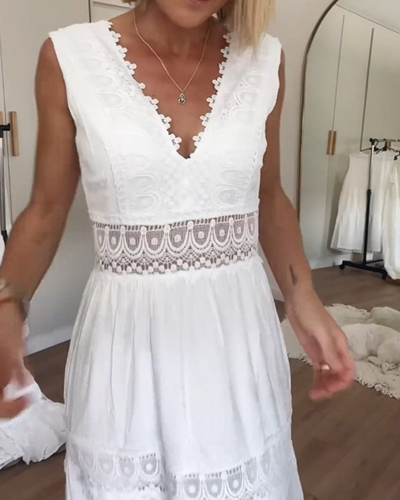 Amani | Elegancka Sukienka Midi z Koronką i Dekoltem w Serek