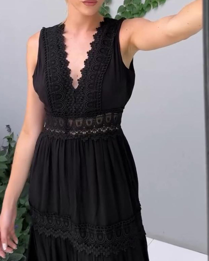 Amani | Elegancka Sukienka Midi z Koronką i Dekoltem w Serek