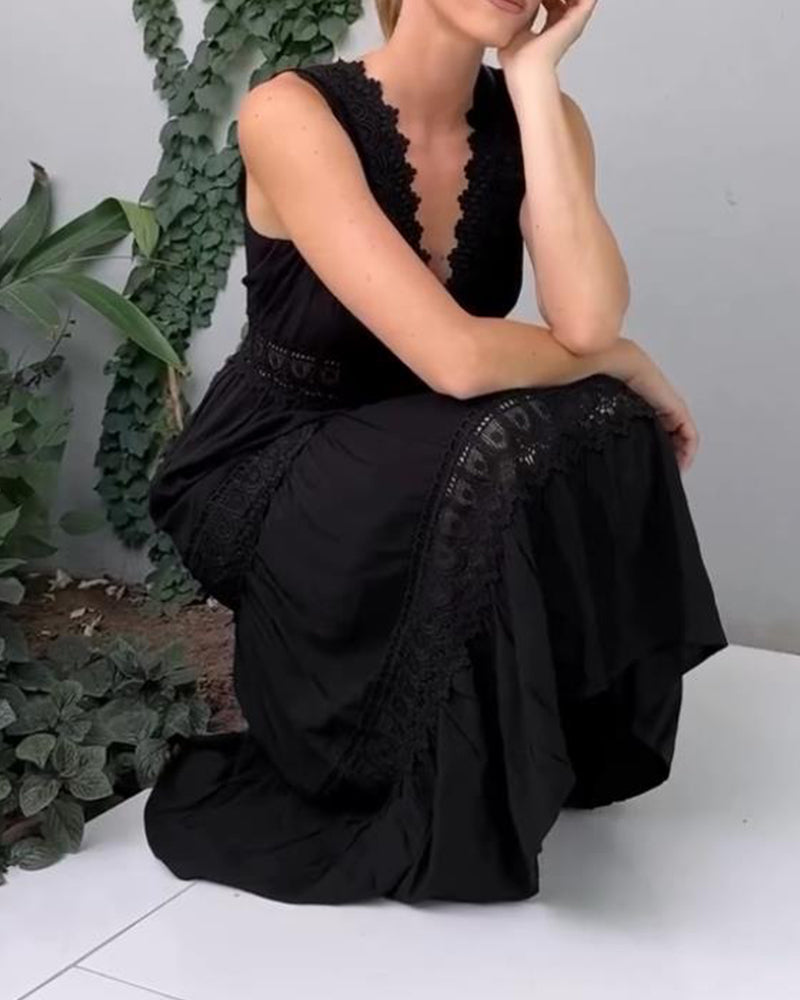 Amani | Elegancka Sukienka Midi z Koronką i Dekoltem w Serek